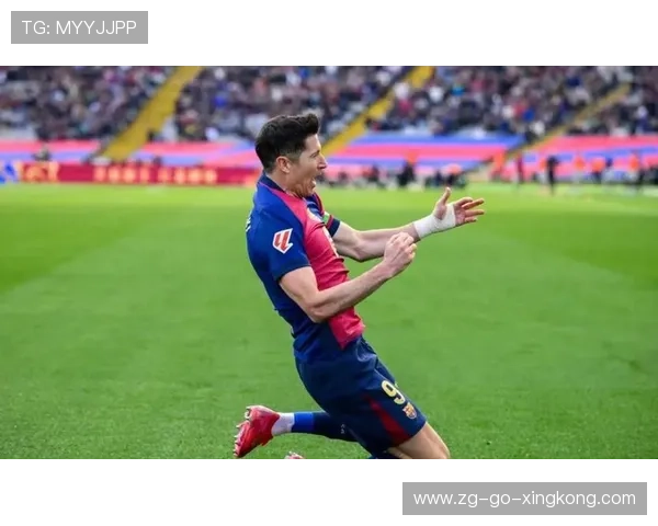 巴萨左路快速推进，莱万门前补射破门